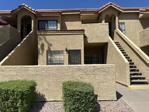 Building Photo - 1126 W Elliot Rd