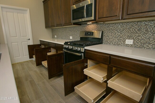 Foto del edificio - 16931 W Holly St