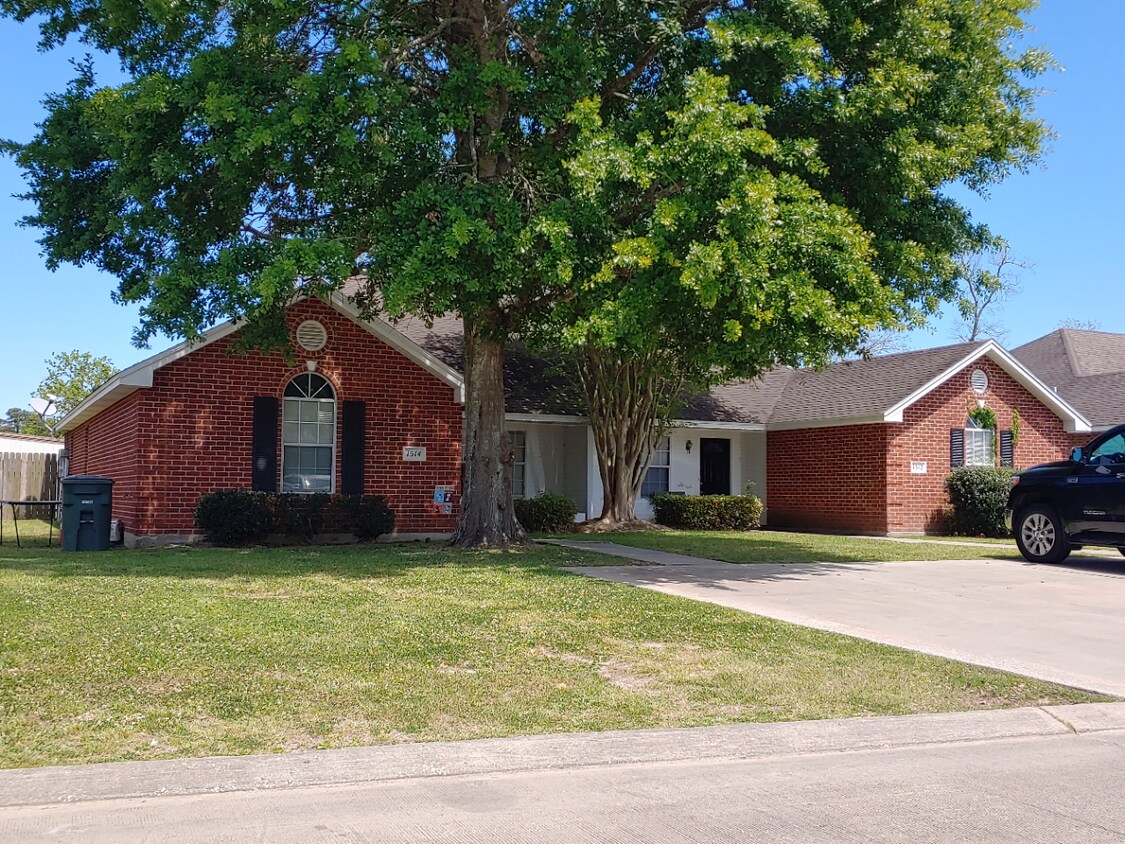 1514 N Vintage Ln, Lake Charles, LA 70605 Townhouse for Rent in Lake