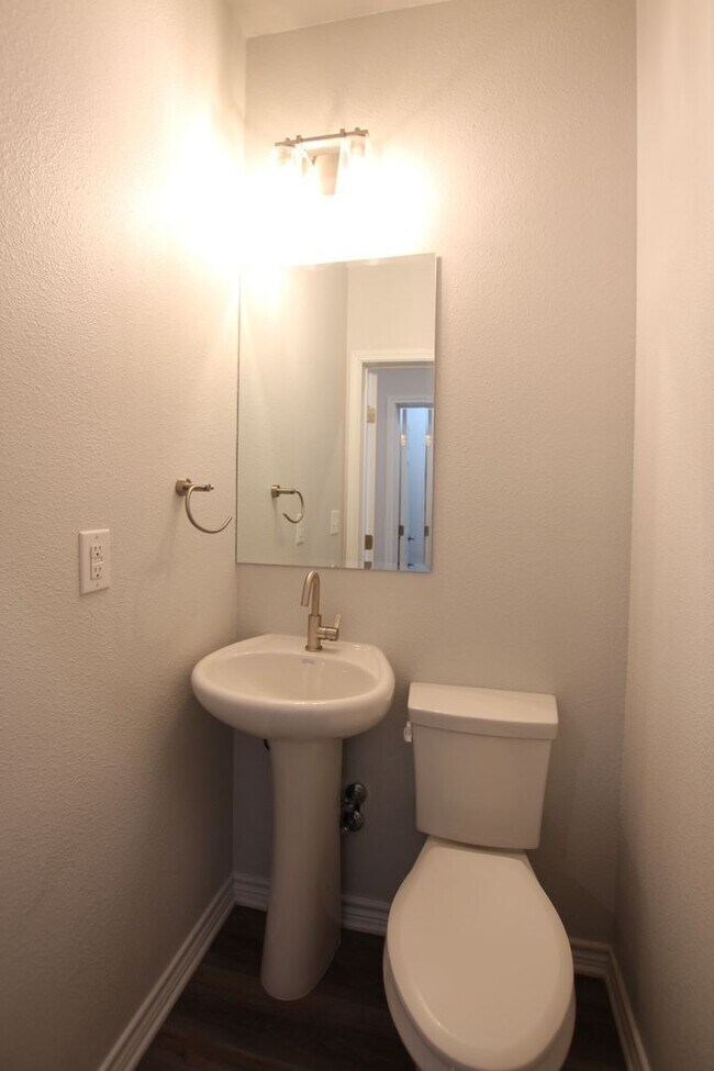 Foto del edificio - Coming Soon! Stunning 2 Bed 2.5 Bath 1 Car Garage Townhome in Tyler!