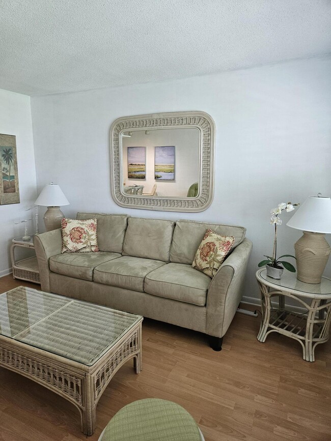 Building Photo - 680 Horizon W