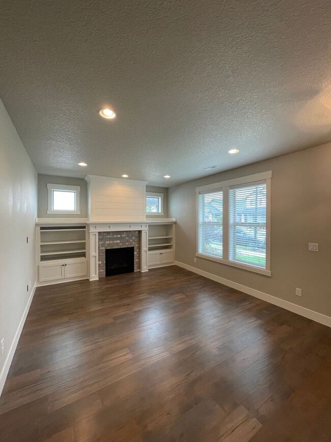 Building Photo - Beautiful Home with lots of upgrades