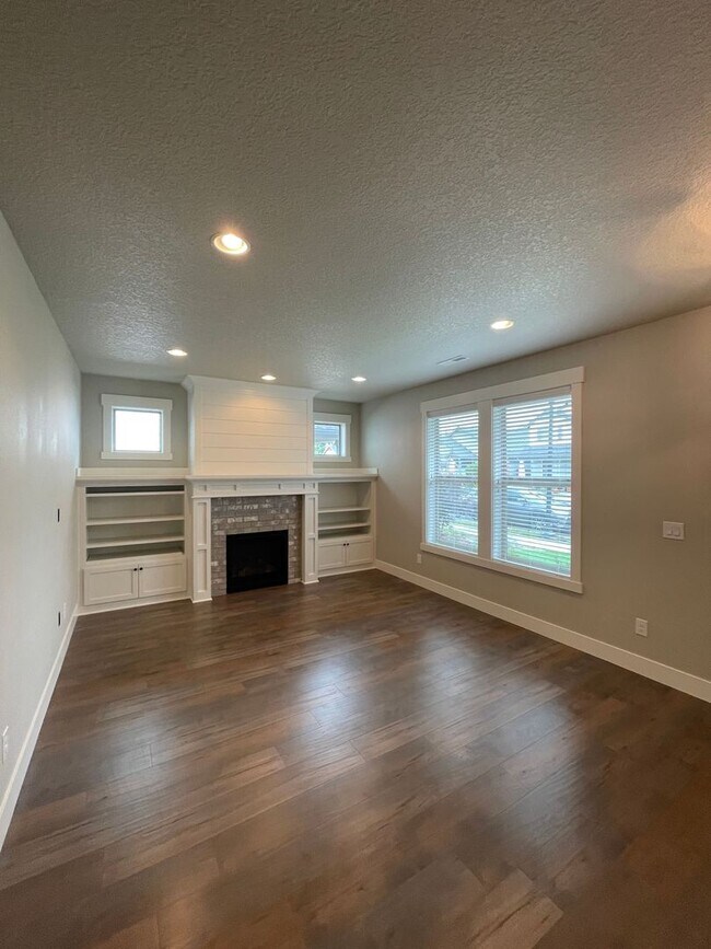 Foto del edificio - Beautiful Home with lots of upgrades