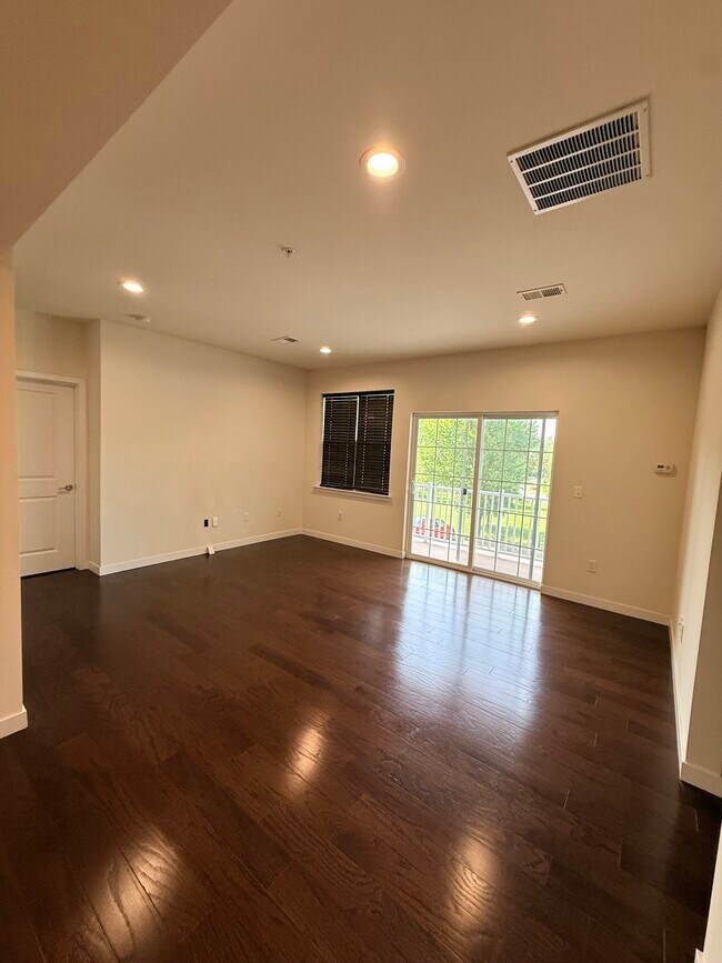 Building Photo - 226 Luca Dr