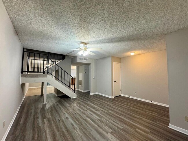 Building Photo - 9502 Quail Village Ln