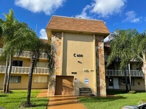 Building Photo - 600 Village Green Ct