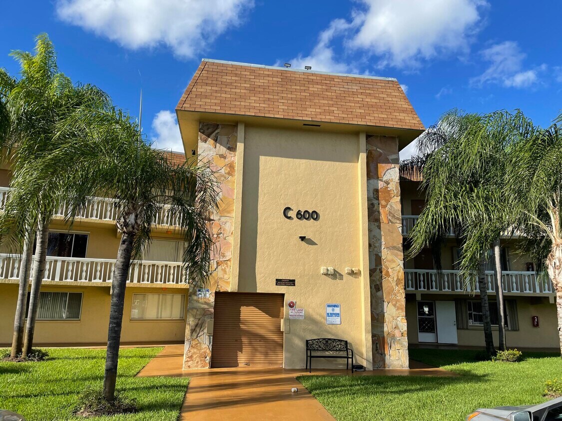 Foto principal - 600 Village Green Ct