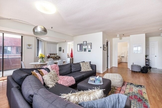 Building Photo - 147 Kelton St