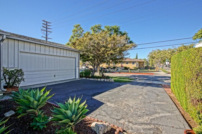 Foto del edificio - CHARMING, BRIGHT & AIRY HOLLYGLEN HOME W/ BEAUTIFULLY LANDSCAPED FRONT & REAR YARDS W/ PATIO BLOC...