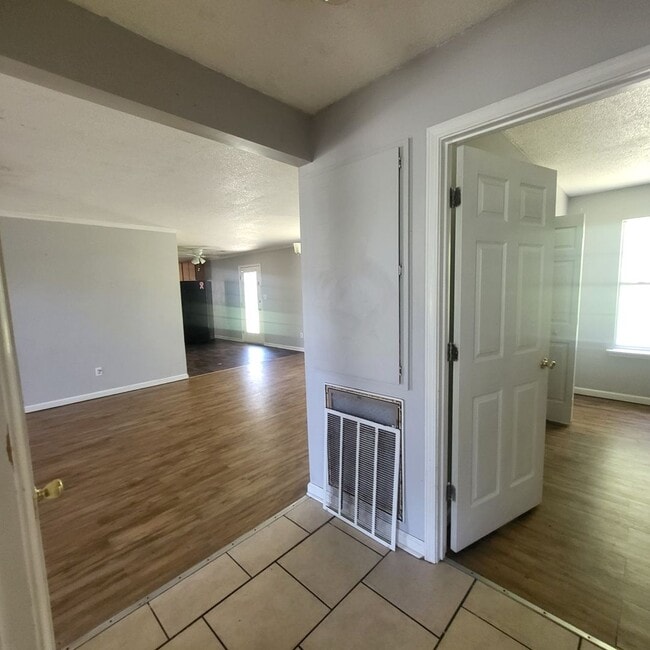 Building Photo - Move In Special Offered