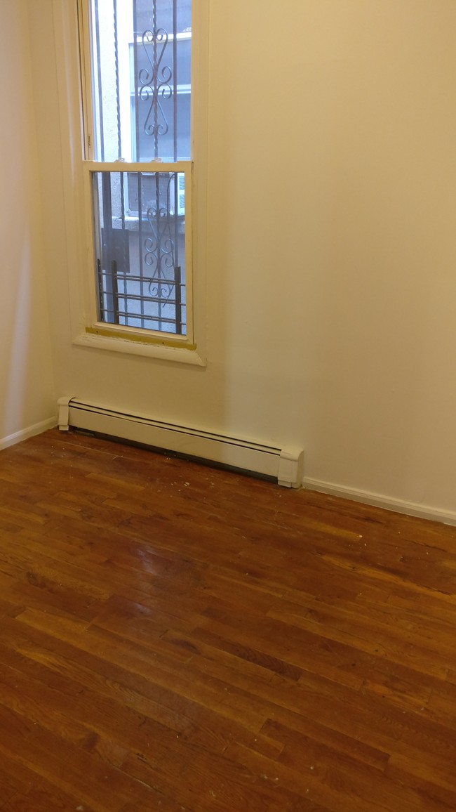 Building Photo - 494 Linwood St