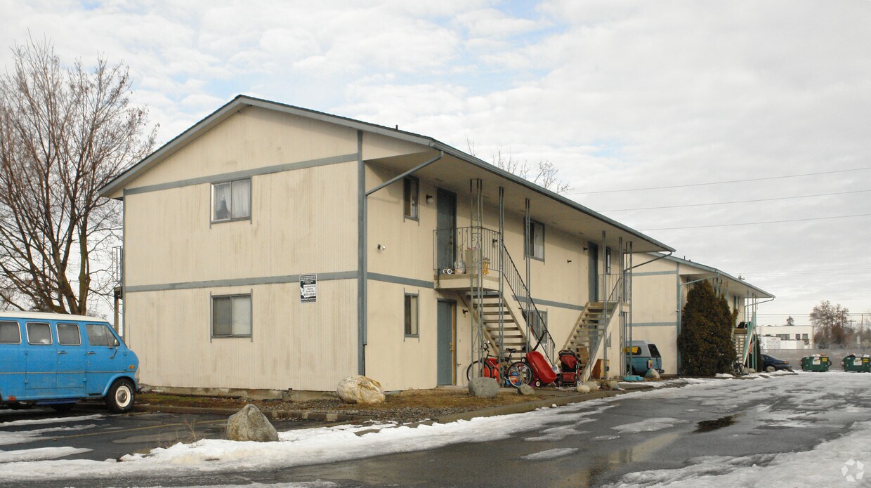 Foto principal - 12703-12709 E 3rd Ave