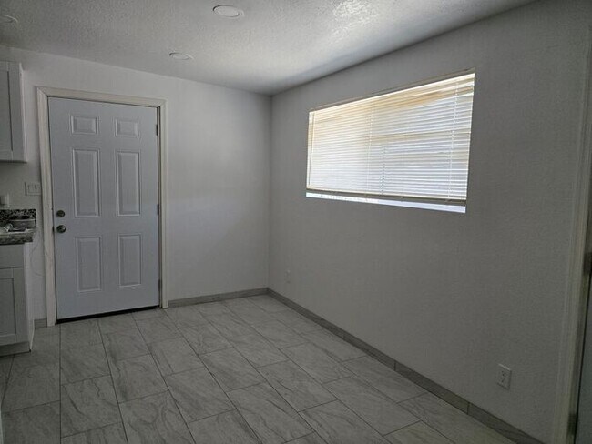 Foto del edificio - SPACIOUS 2BD/1BA  DUPLEX HOME AVAILABLE NOW!!
