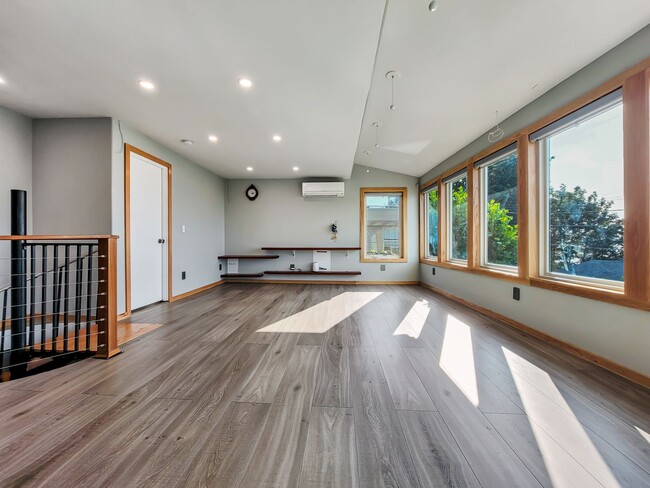 Foto del edificio - Remodeled Alki Beach Home with Puget Sound...