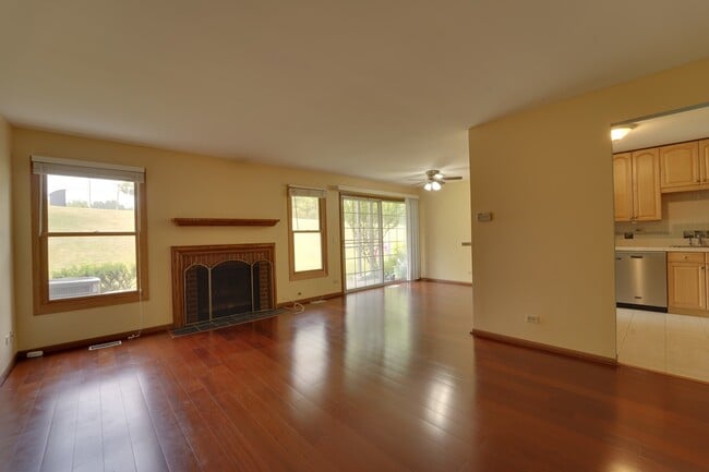 Building Photo - 1866 Fox Run Dr