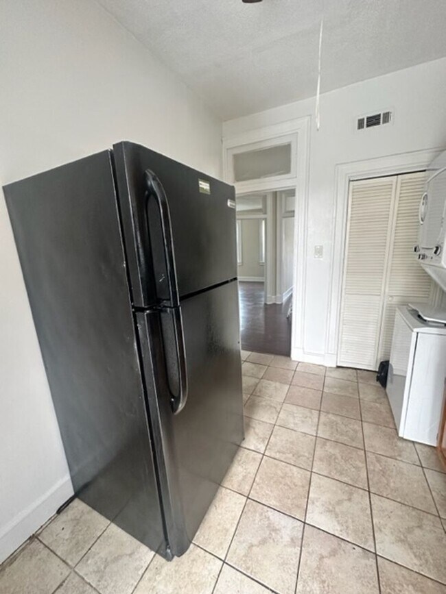 Foto del edificio - 1 Bedroom & Den 3659 Cottage Ave