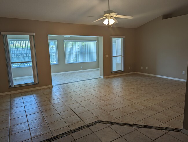 Building Photo - 1008 Jacaranda Cir