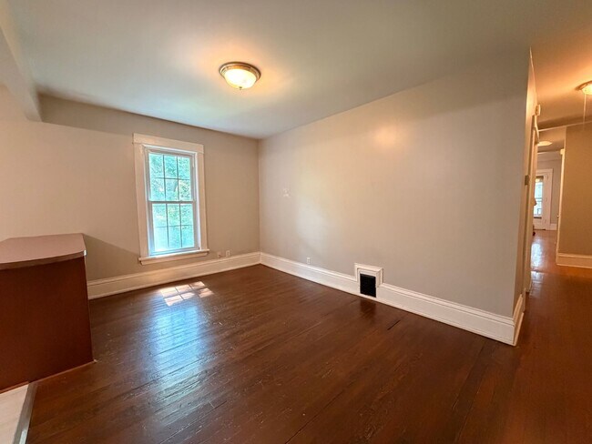 Foto del edificio - Upper 2 Bedroom Apartment!