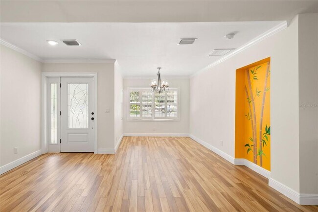 Building Photo - 5015 Aragon Way S