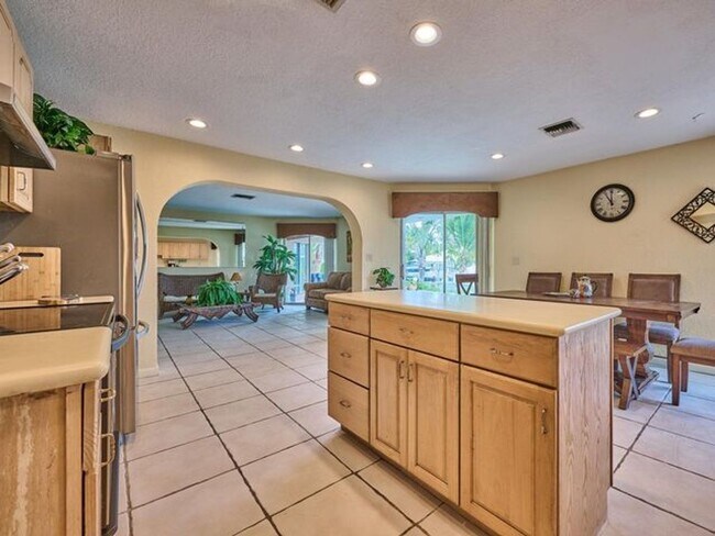 Foto del edificio - 2810 NE 48th Ct