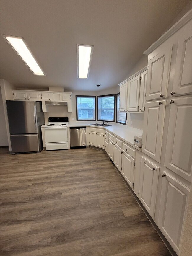 Building Photo - 3Bed : 2Bath Home with 2 Car Garage and Ac...