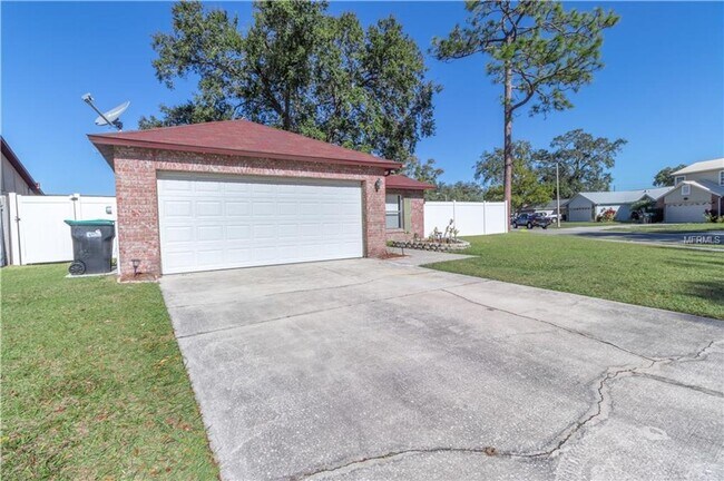 Building Photo - Freshly Painted 3/2 with Fenced Yard & Fireplace!
