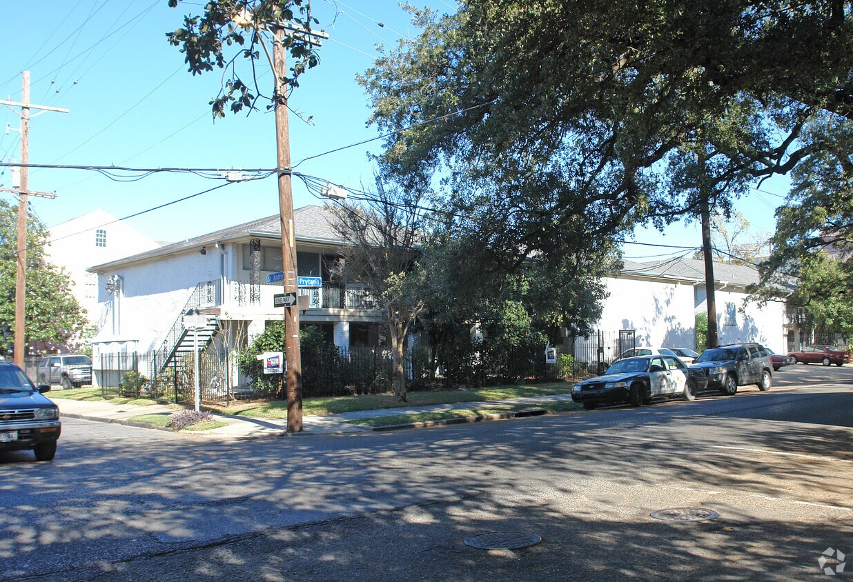 Building Photo - 1944 Prytania St