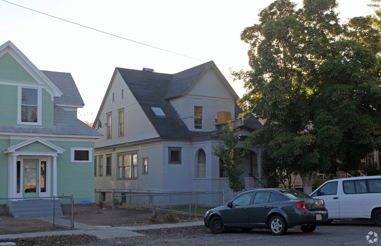 Primary Photo - 636 N Lake St