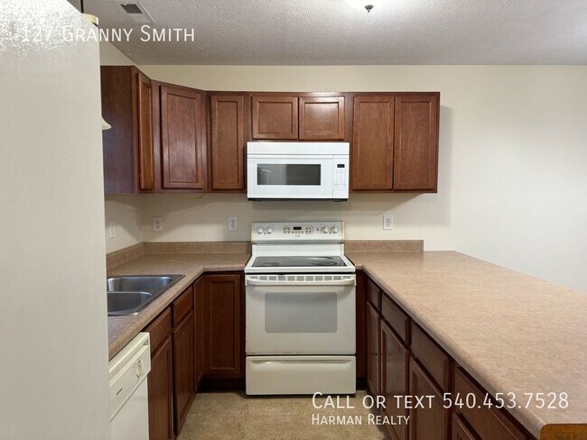 Building Photo - Move in ready, 3 bedroom, 2 bath Duplex