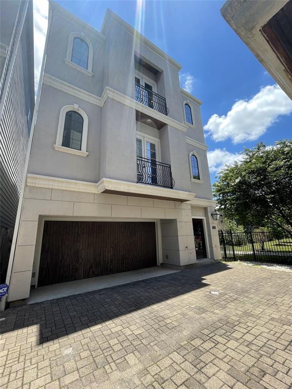 Building Photo - 5305 Lillian St