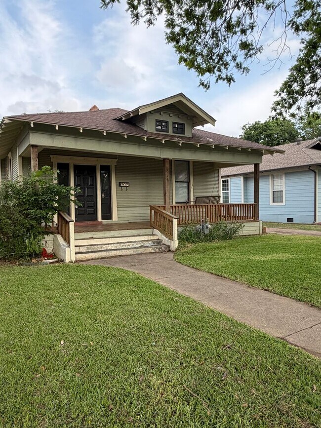 Foto del edificio - Stylish 2/2 Bungalow with Modern Kitchen & Spacious Backyard