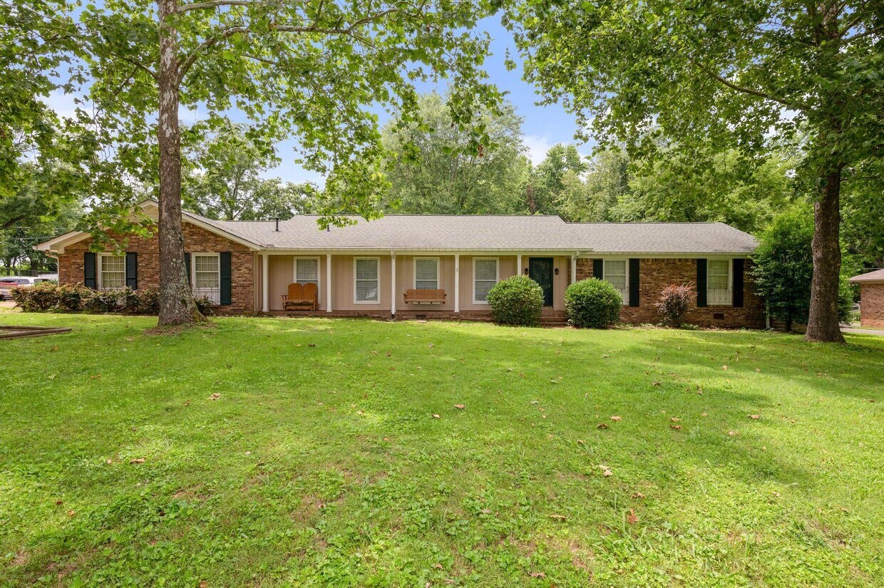 Primary Photo - Beautiful Brick Ranch Home in Franklin
