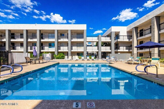 Foto del edificio - 7494 E Earll Dr