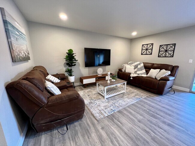 Foto del edificio - MOVE-IN SPECIAL! RENOVATED AND FURNISHED 2...