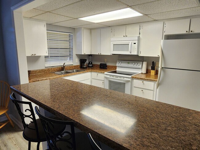 Building Photo - Spacious 2/2 condo