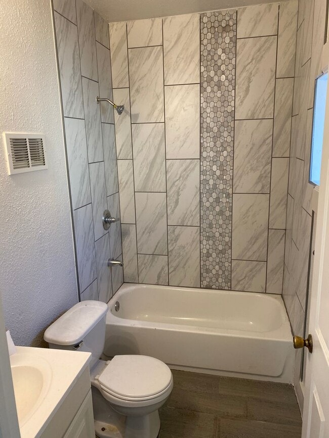 Foto del edificio - I70/BRIGHTON BLVD, EYLRIA-SWANSEA, 2 BED, NEW FLOOR/PAINT/TILE/STORAGE/FENCE, COVERED PORCH! UPDA...