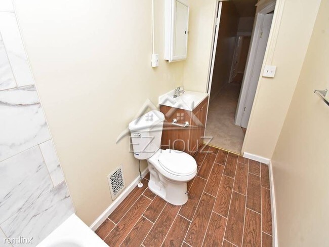 Building Photo - 3 br, 1.5 bath Apartment - 3009 Erdman Avenue