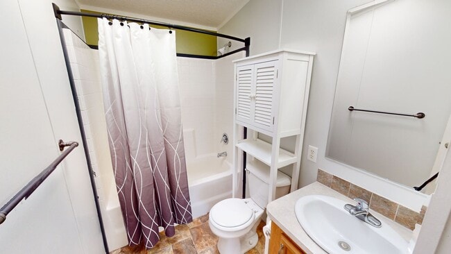 Building Photo - Unfurnished 2 bedroom home with large yard