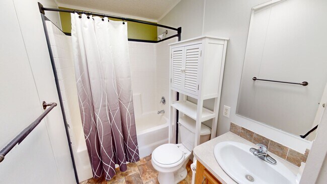 Foto del edificio - Unfurnished 2 bedroom home with large yard