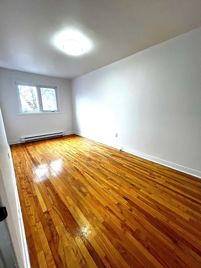 Building Photo - 7489 Av De Châteaubriand