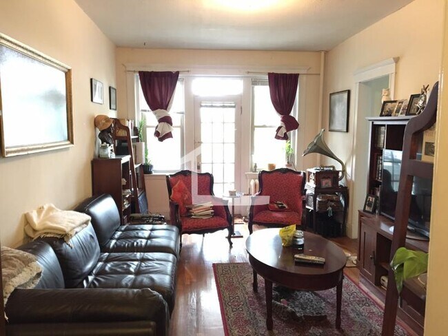 Building Photo - 264 Kelton St