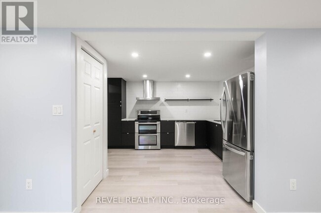 Photo du bâtiment - 215 Main St W