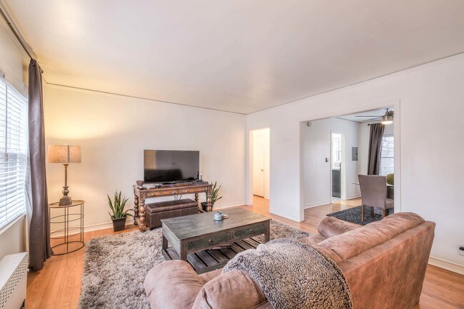 Foto del edificio - 1524 E 17th St