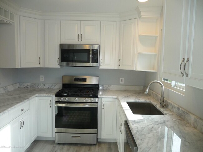 Foto del edificio - 310 Ocean Ave N