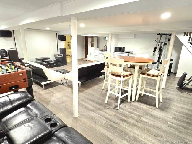 Foto del edificio - 196 Ridgewood Rd