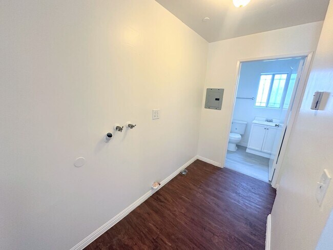 Building Photo - 2-Story Townhome with parking, in unit laundry hookups, 2bd/1.5ba!