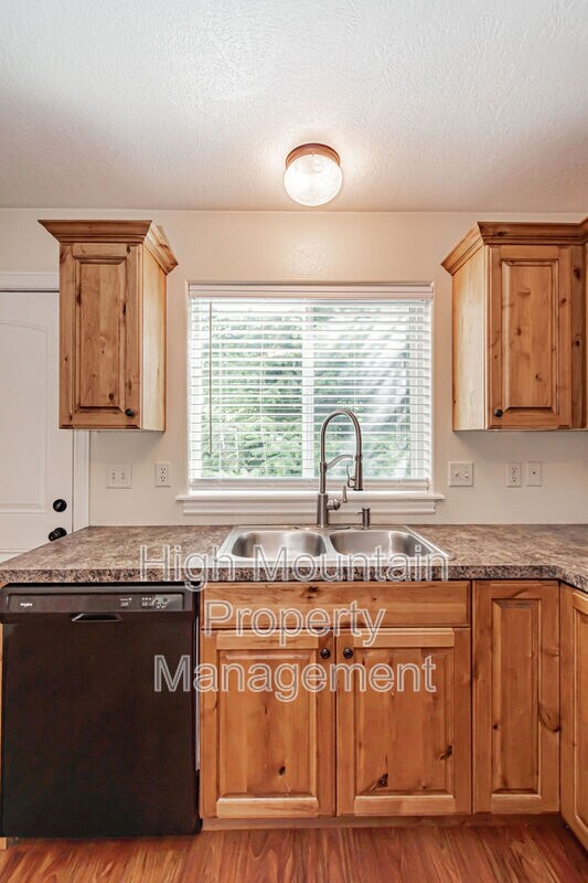 Building Photo - 584 Sunflower Rd