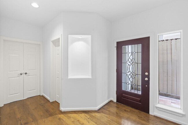 Building Photo - Live Near Memorial Park! Spacious 3BR with...