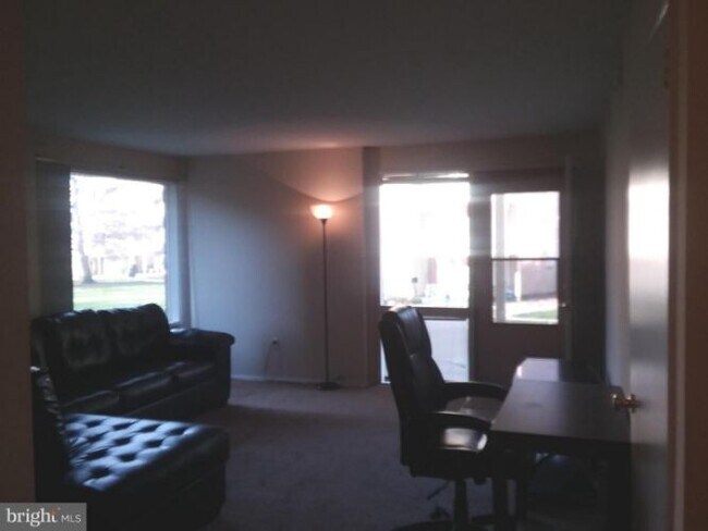 Foto del edificio - 7250 Donnell Pl