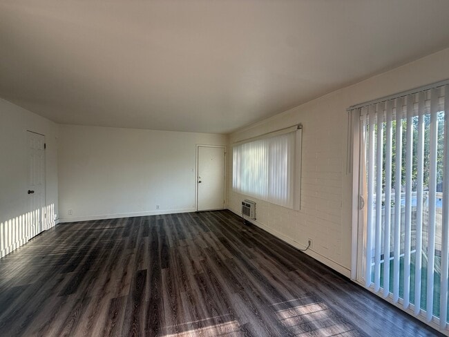 Building Photo - 860 E 500 S